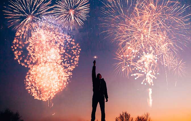 Homem celebra com fogos de artifício