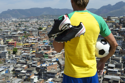Neymar ganha por ano R$61 milhões Neymar observando favela