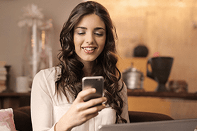 Últimos Resultados da Mega Sena Mulher checando resultados da Mega Sena no celular