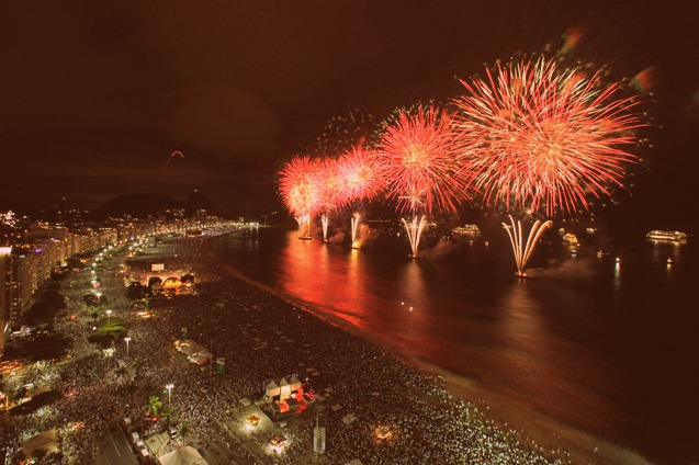 O que fazer no Reveillon se você ganhar na Mega Sena? Fogos em Copacabana, Rio de Janeiro