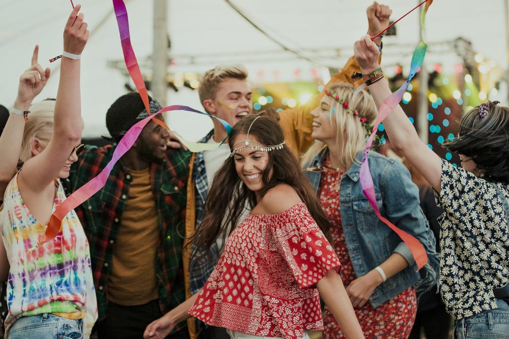 Grupo de amigos dança e celebra o Carnaval graças as dicas do ChatGPT sobre a festa da folia