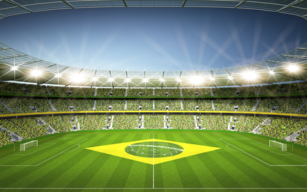 Estádio de futebol com bandeira do Brasil