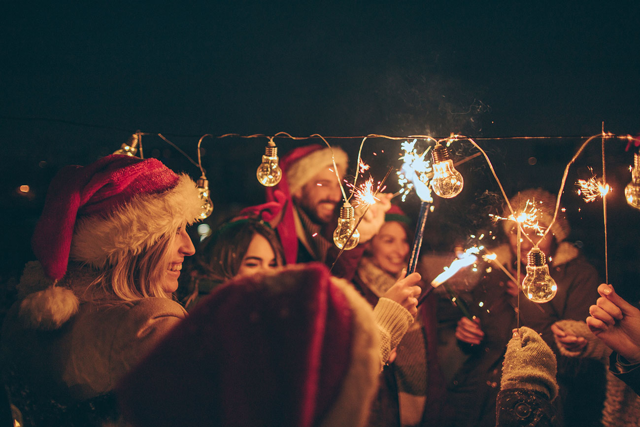 Grupo celebrando com fogos a vitória na Mega da Virada, em festa de fim de ano