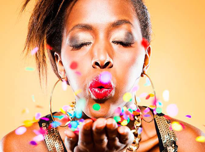 Mega Semana de Carnaval da Mega-Sena 2016 Menina mandando beijo. Confeti voando.