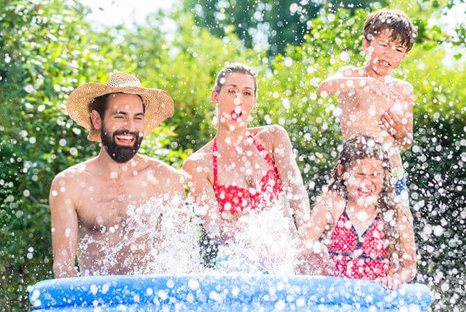 Mega Semana de Férias da Mega Sena 2016 Família divertindo-se na piscina.
