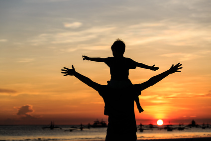 Feliz Dia dos Pais, dos filhos da Mega Sena.org! Pai e filho ao pôr-do-sol
